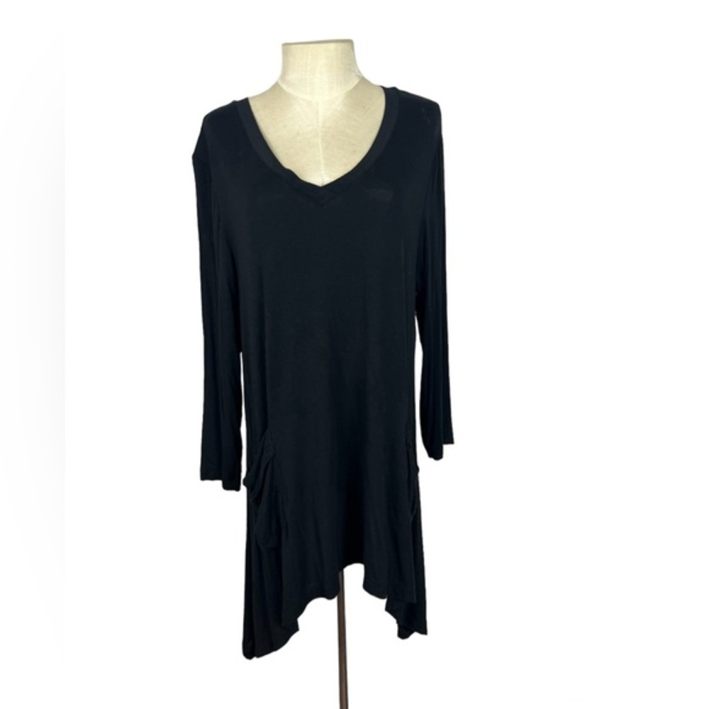 LOGO Lori Goldstein tunic size Large solid black Asymmetrical hem pockets